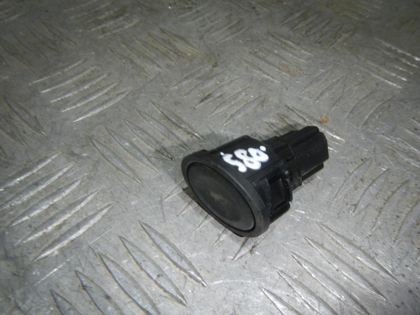 Кнопка открывания багажника