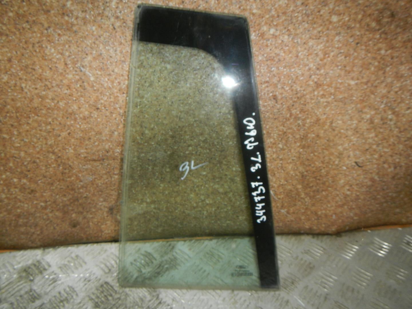 Стекло двери задней левой (форточка)