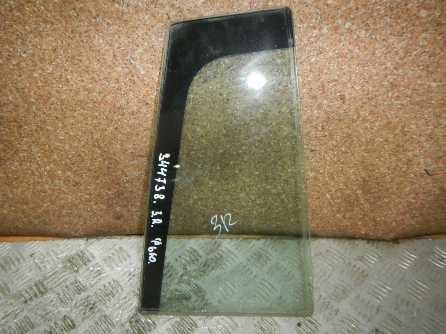 Стекло двери задней правой (форточка)