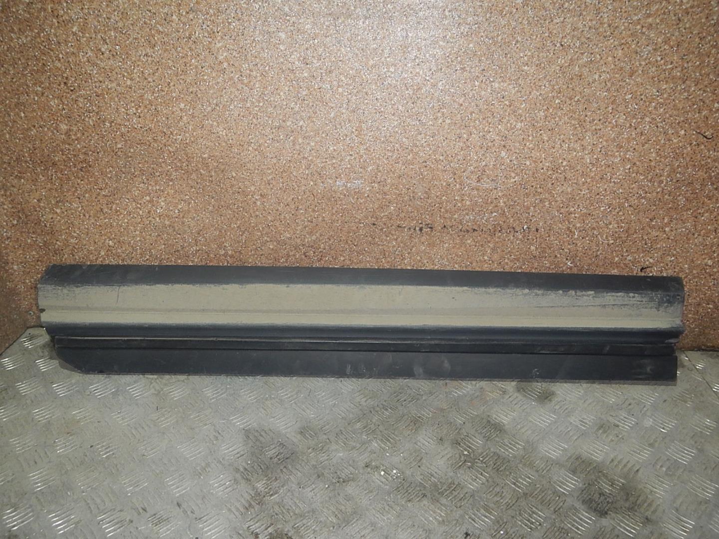 Молдинг передней правой двери