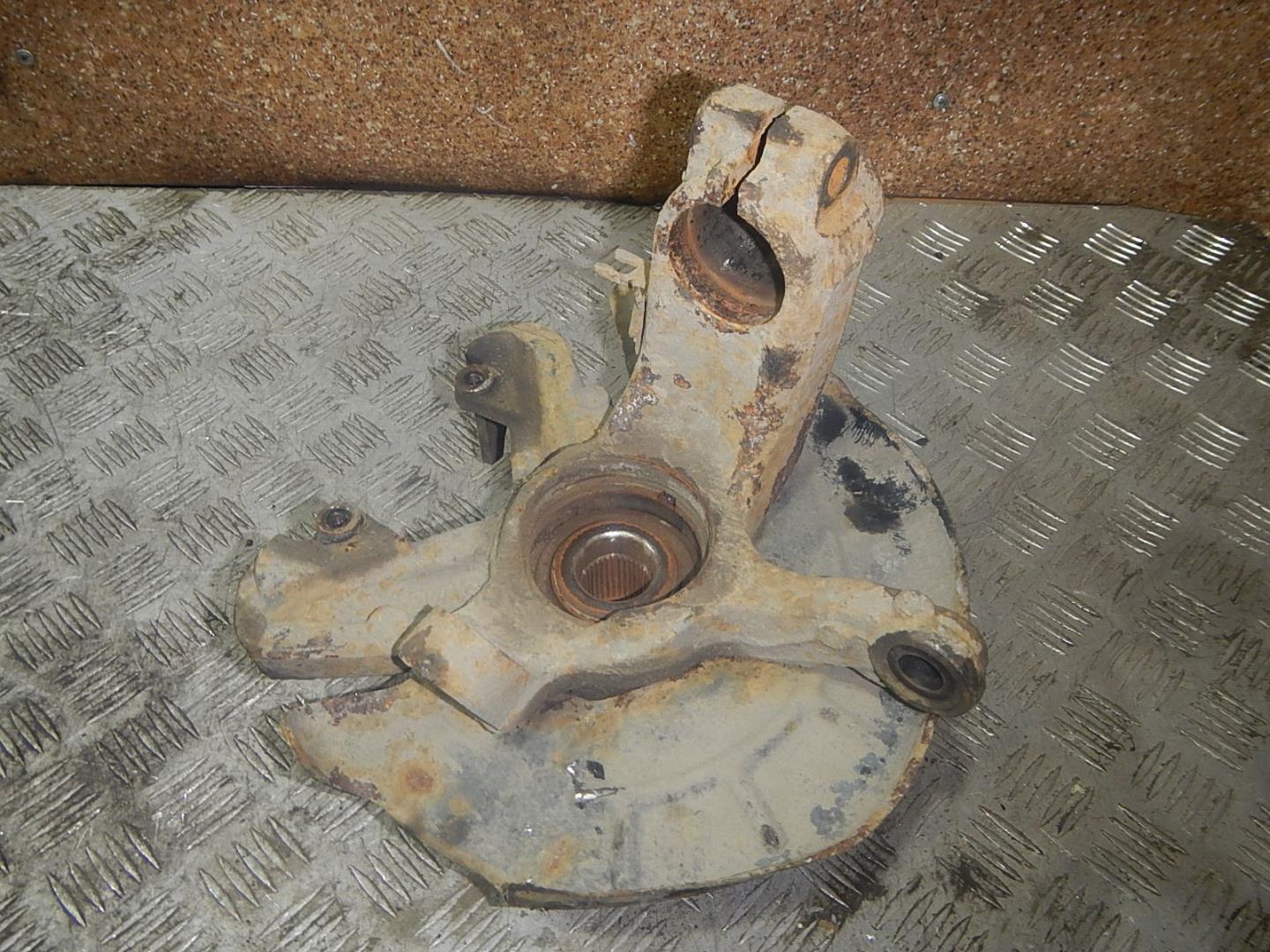 Кулак поворотный передний правый