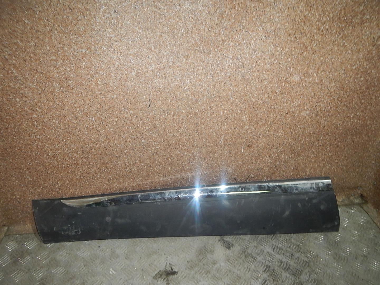 Молдинг передней левой двери