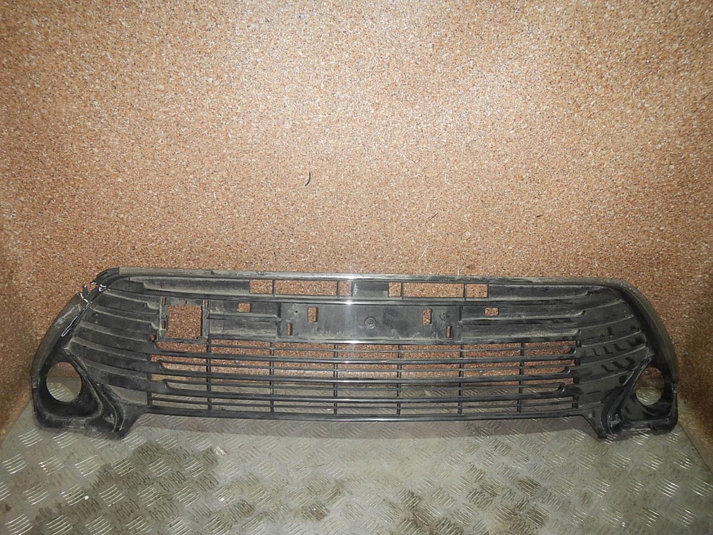 Решетка в бампер центральная
