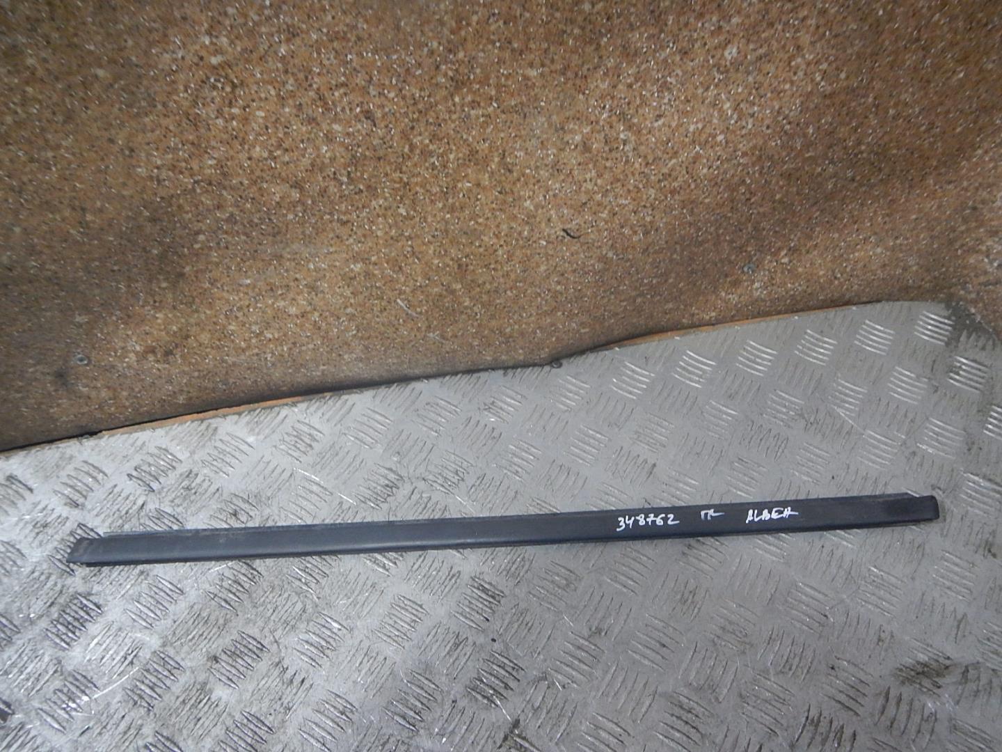 Накладка лобового стекла левая