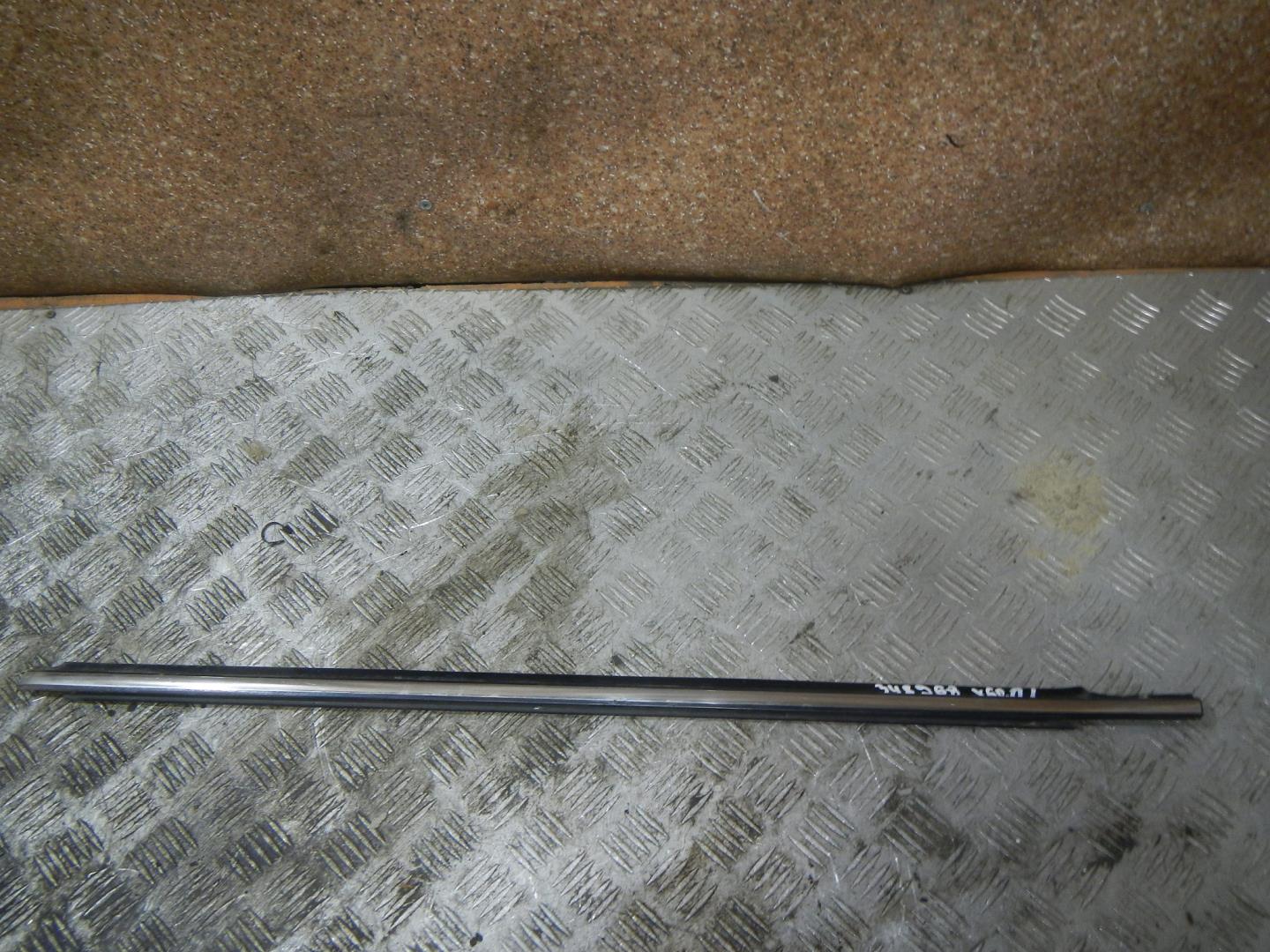 Накладка лобового стекла левая