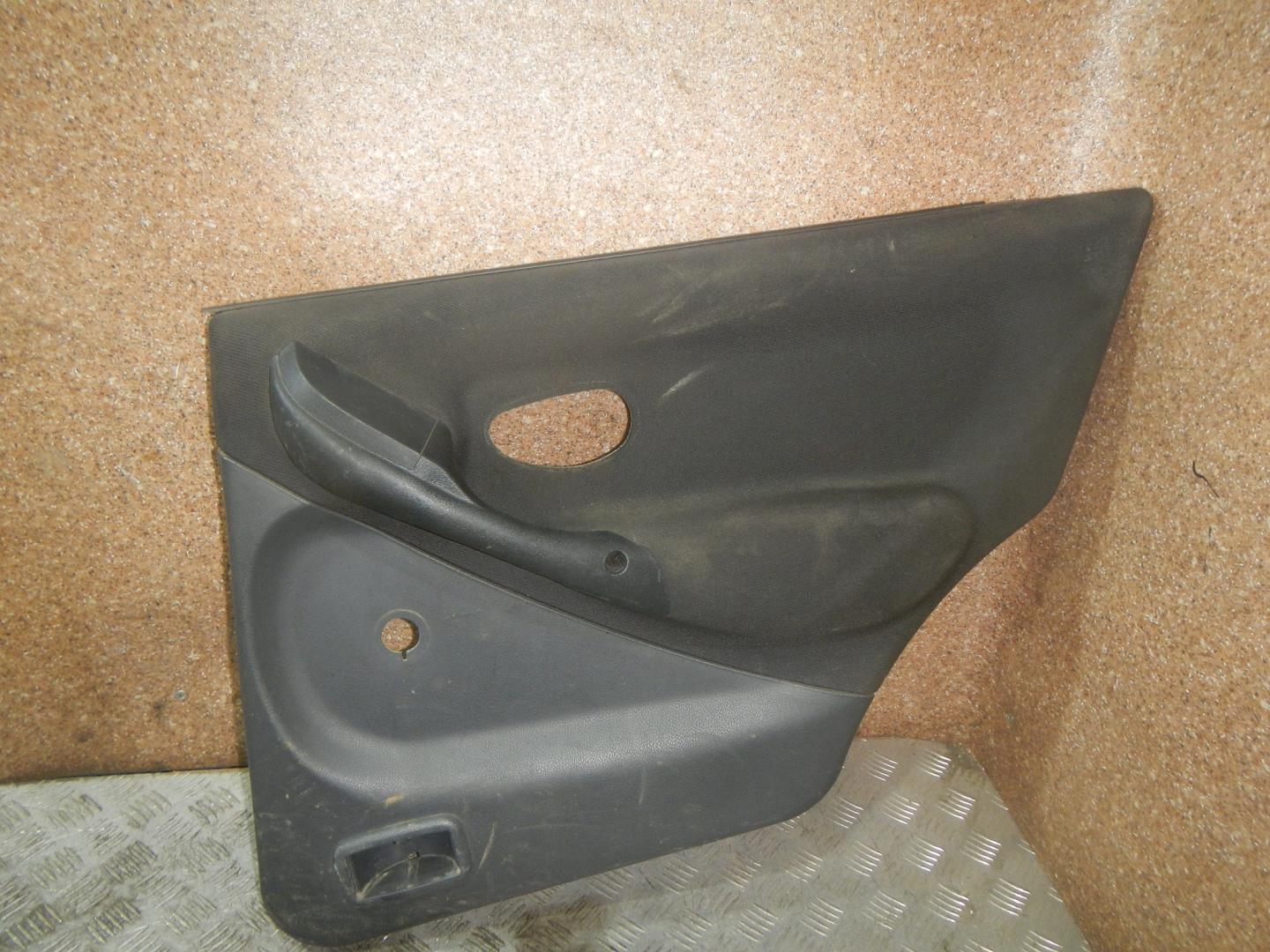 Обшивка двери задней правой