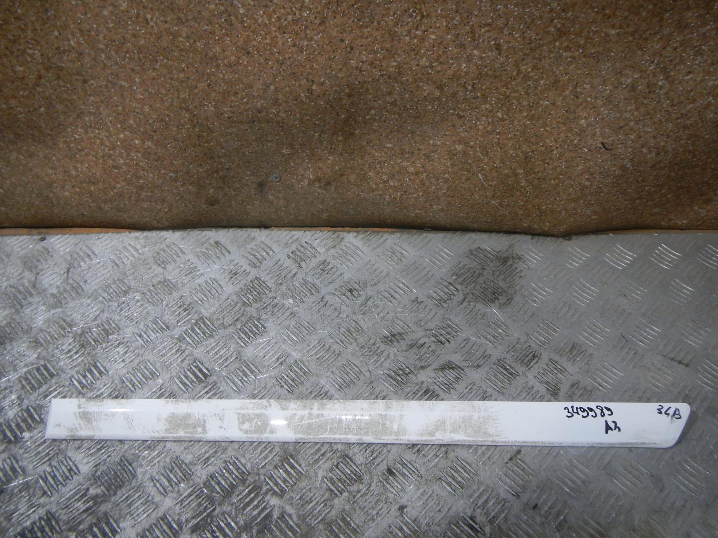 Молдинг задней левой двери