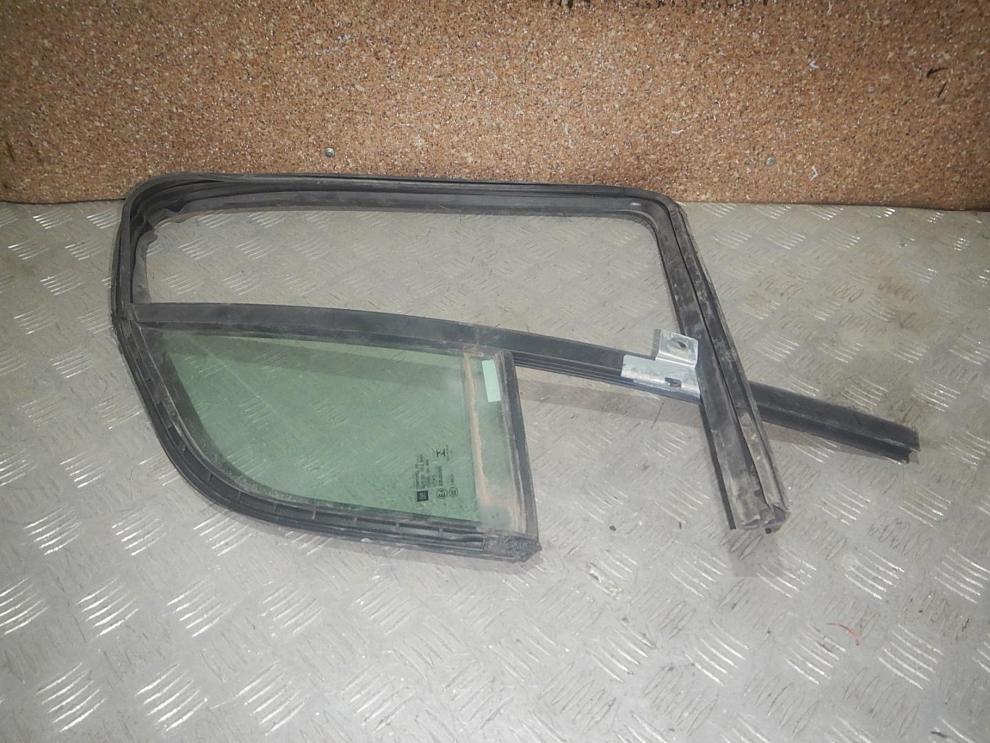 Стекло двери передней левой (форточка)