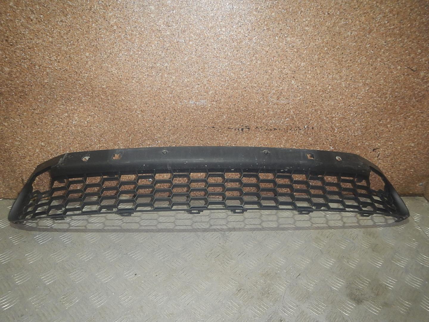 Решетка в бампер центральная