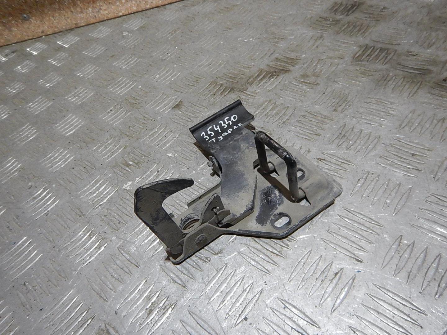 Крючок капота