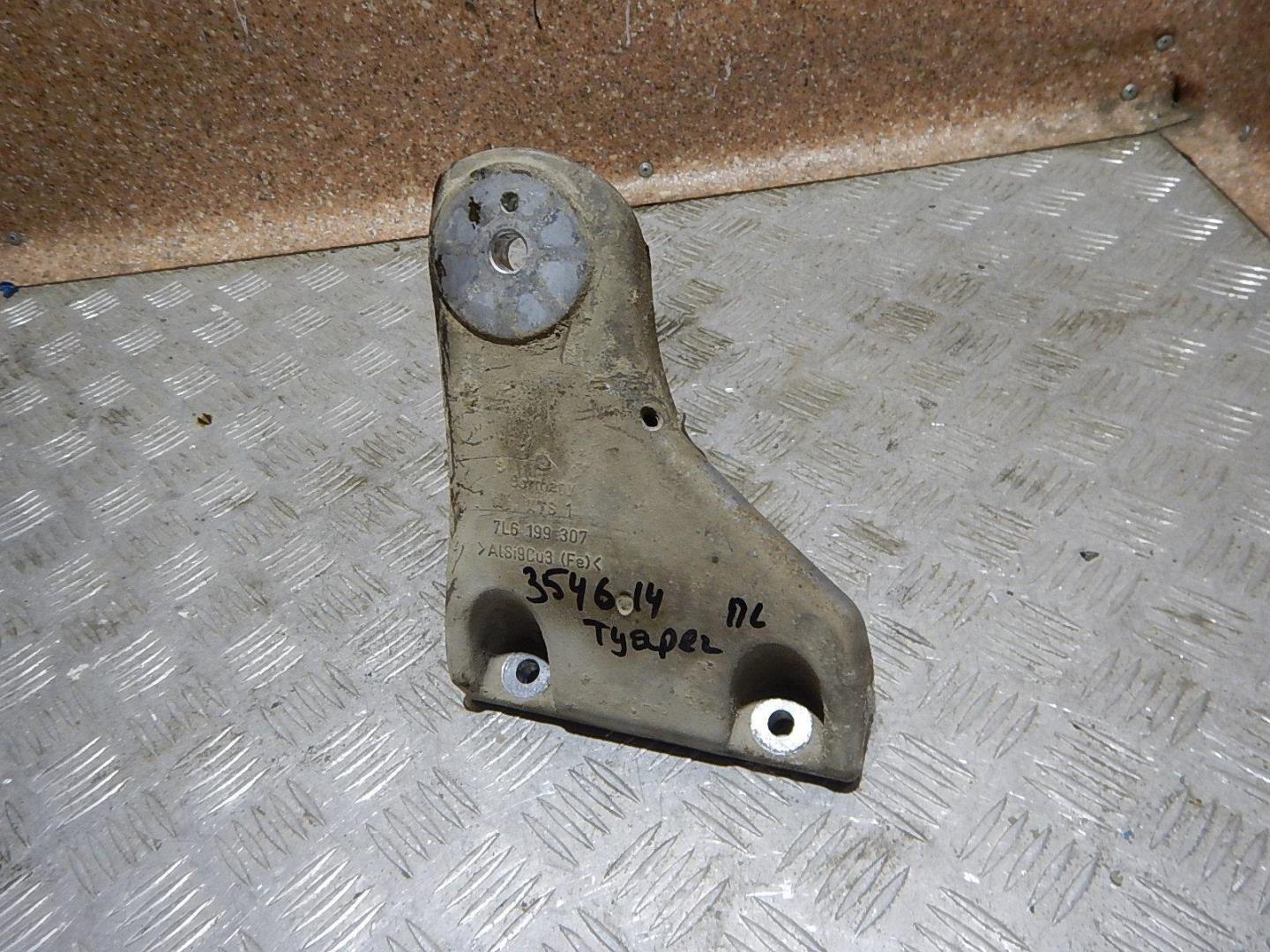 Кронштейн двигателя левый