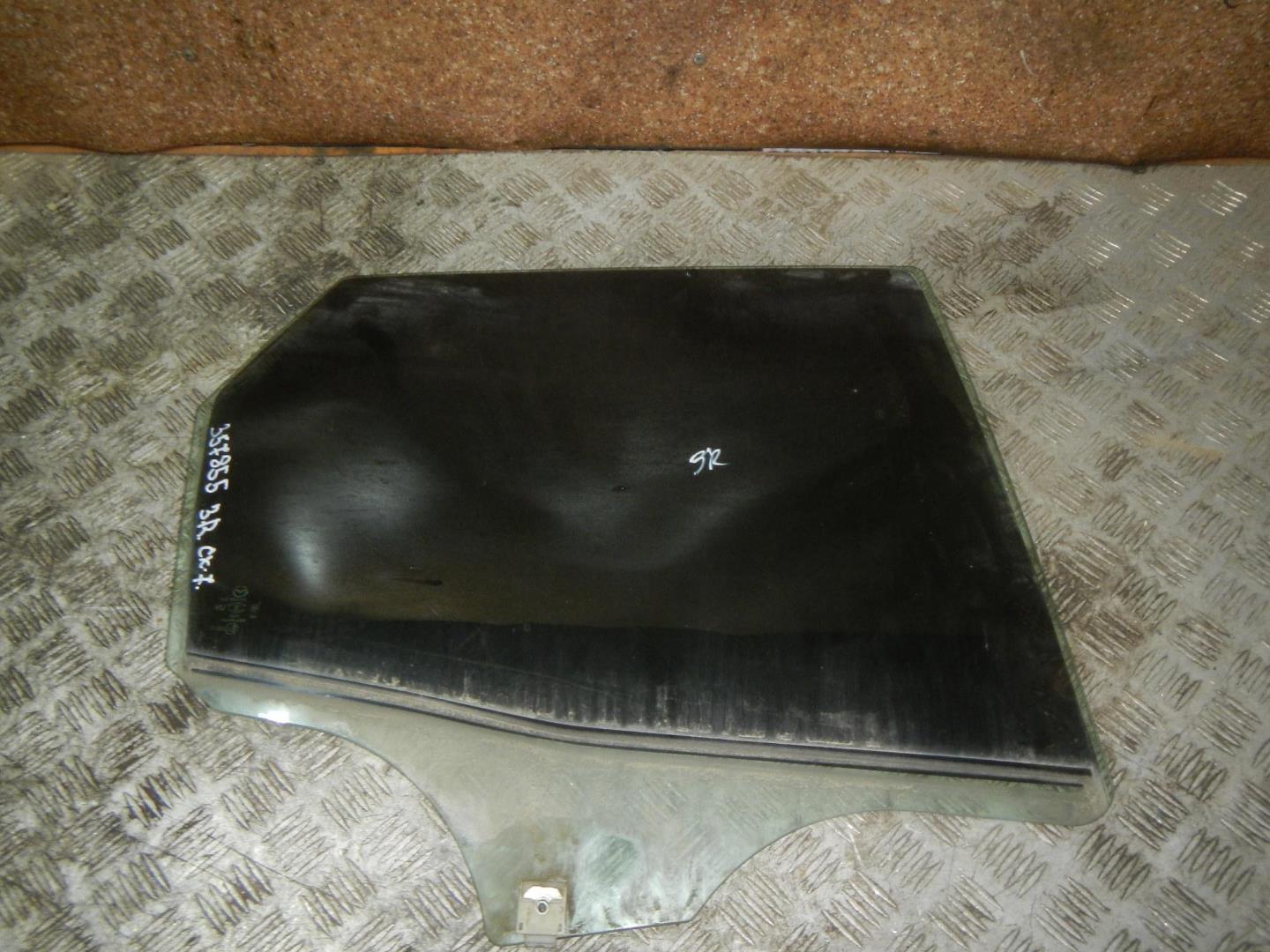 Стекло двери задней правой