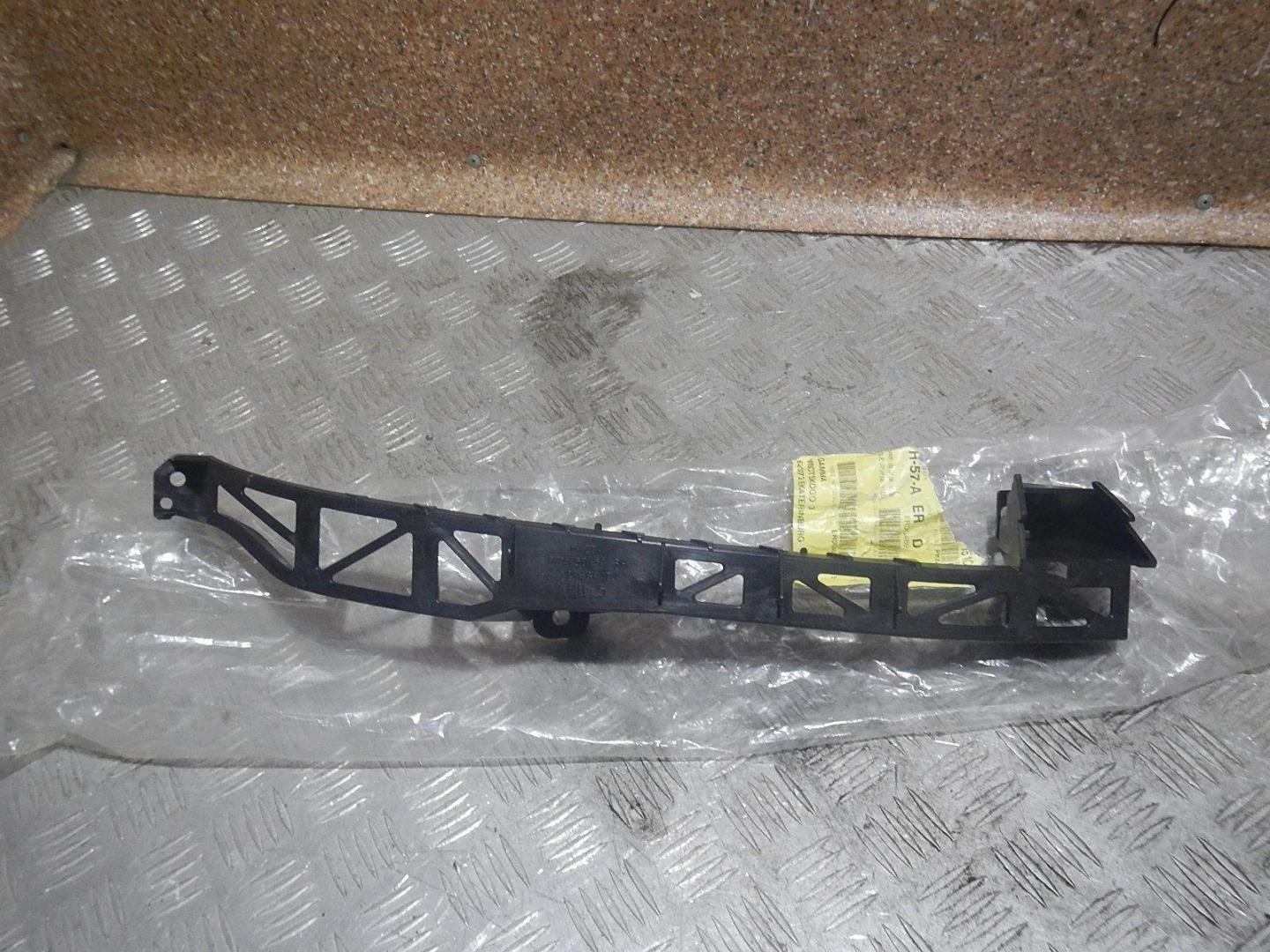 Кронштейн фар правый