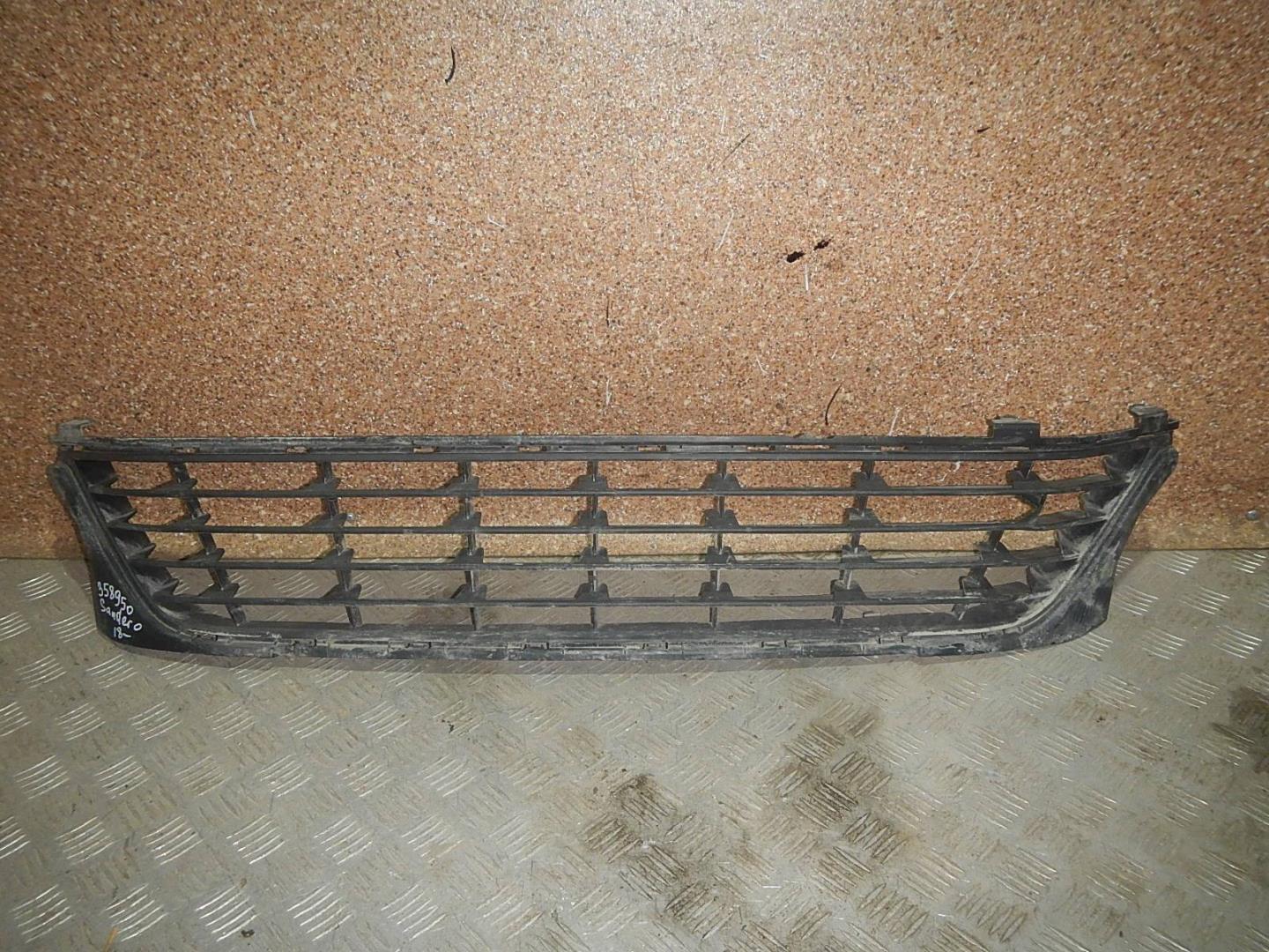 Решетка в бампер центральная