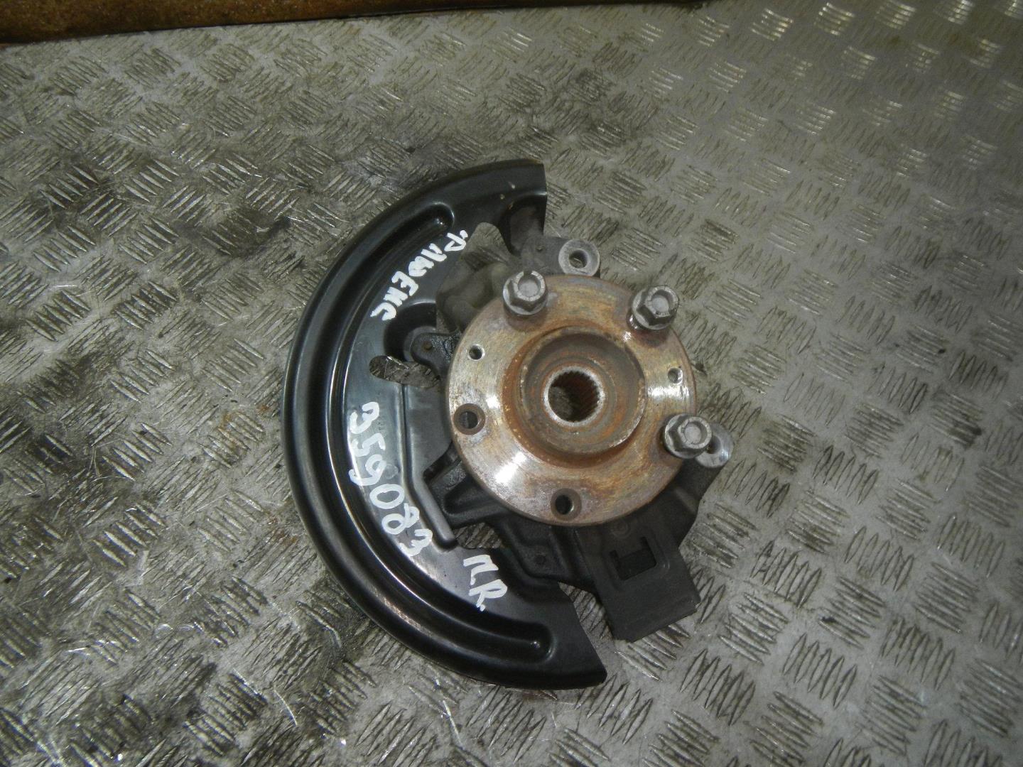 Кулак поворотный передний правый