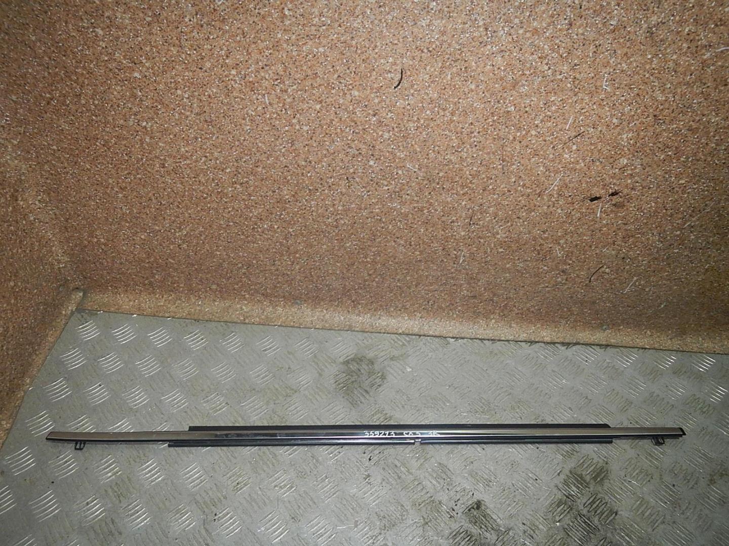 Накладка стекла заднего правого