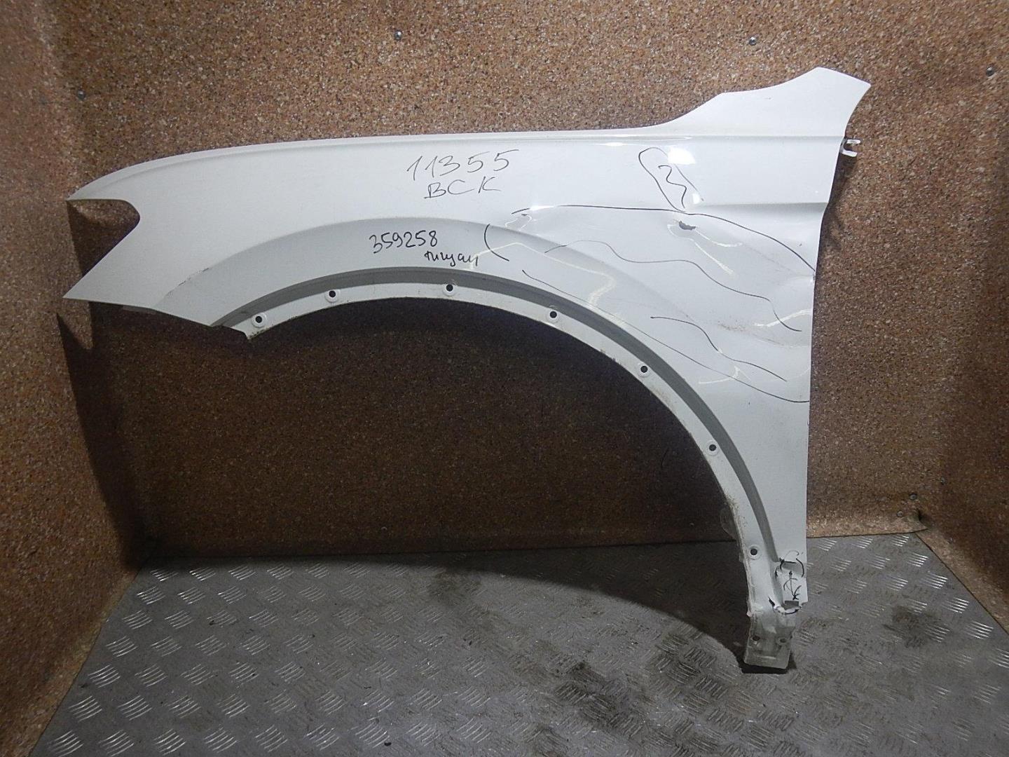 Крыло переднее левое