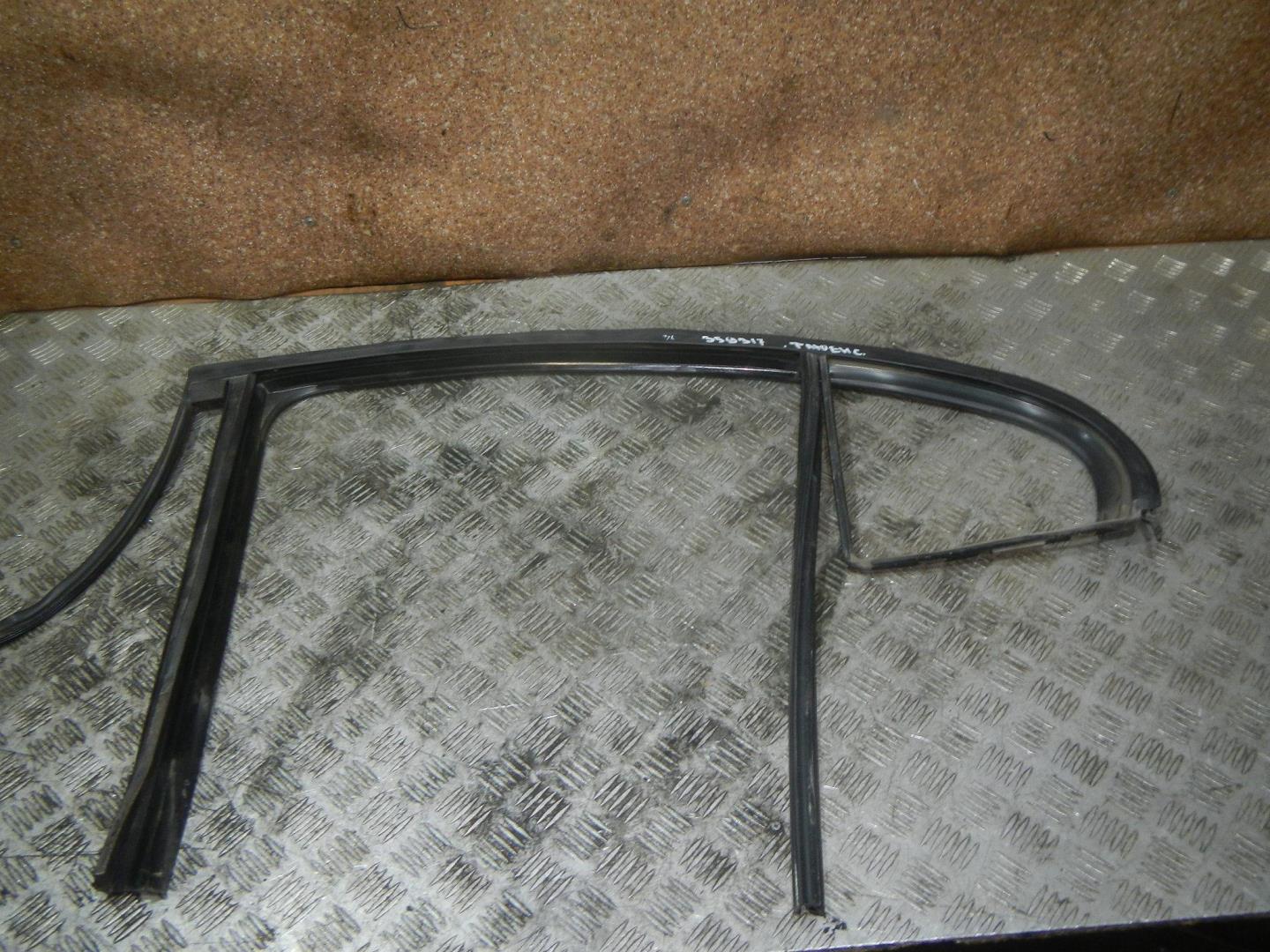 Уплотнитель стекла двери