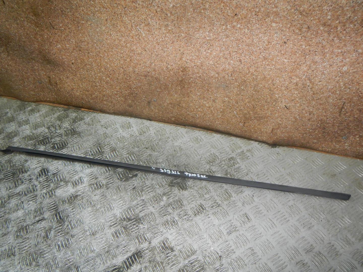 Накладка стекла заднего левого