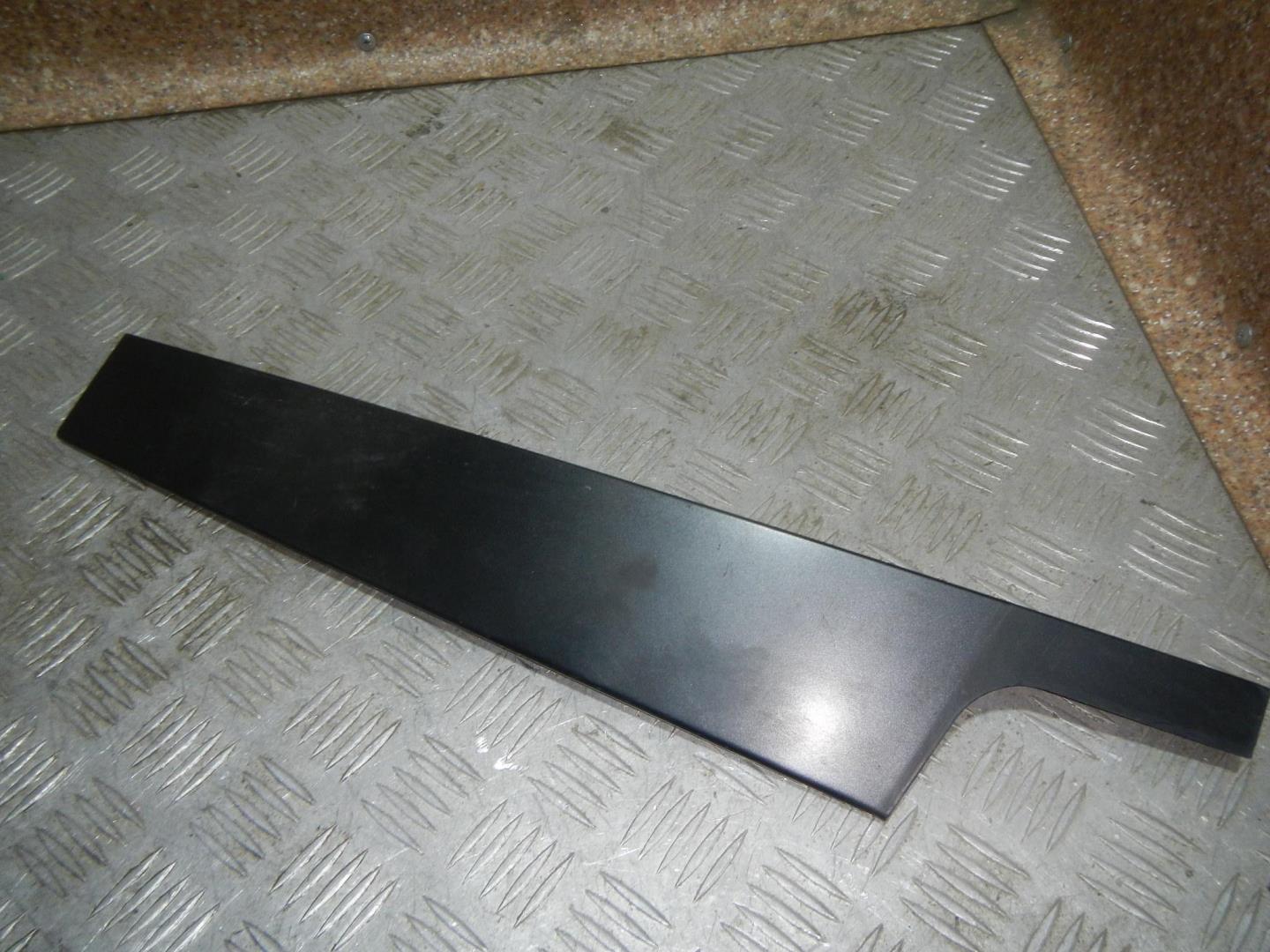 Накладка двери передней правой