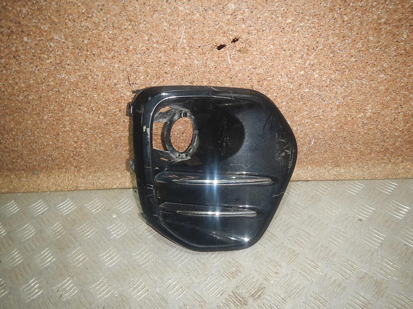 Рамка противотуманной фары правой