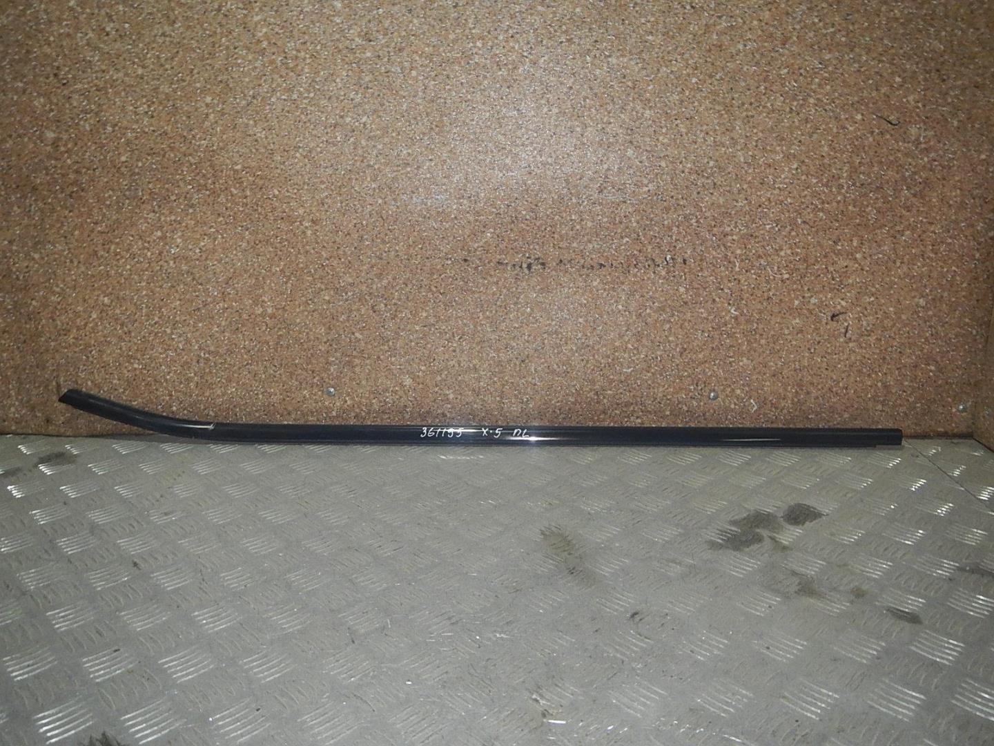 Накладка лобового стекла левая