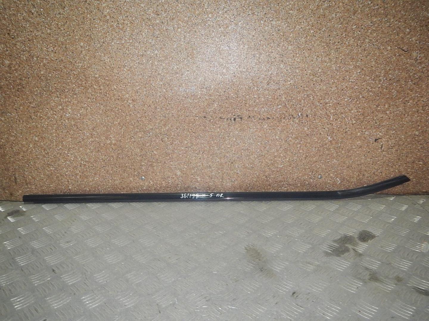 Накладка стекла переднего правого