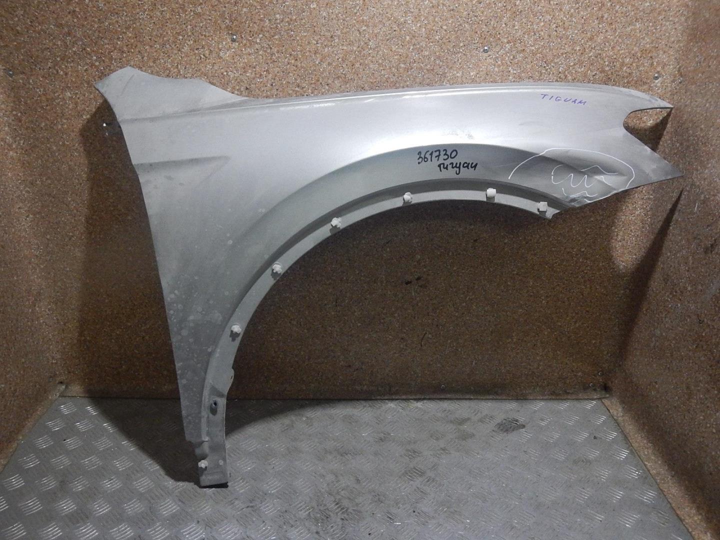 Крыло переднее правое