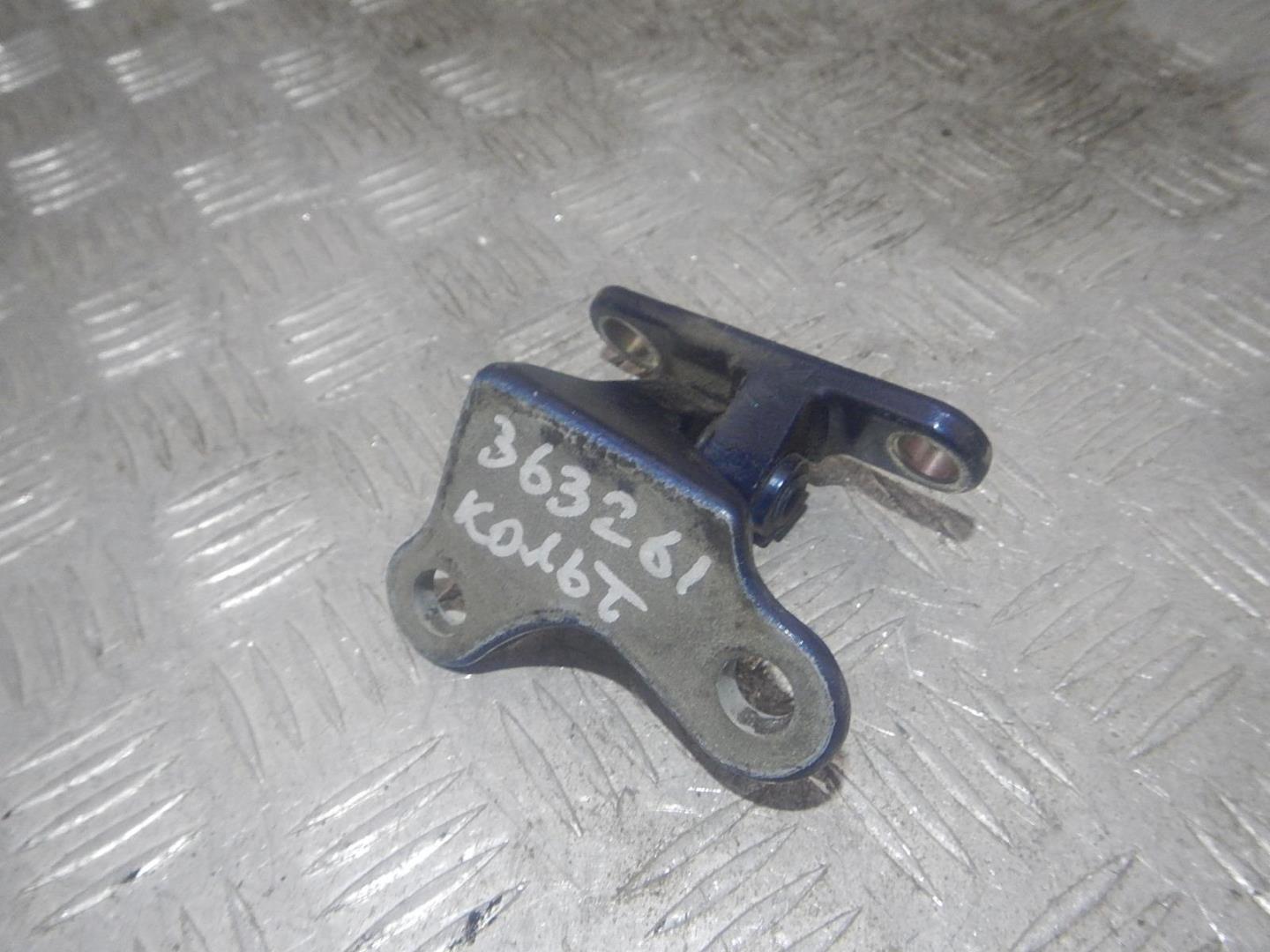 Петля двери задней левой верхняя