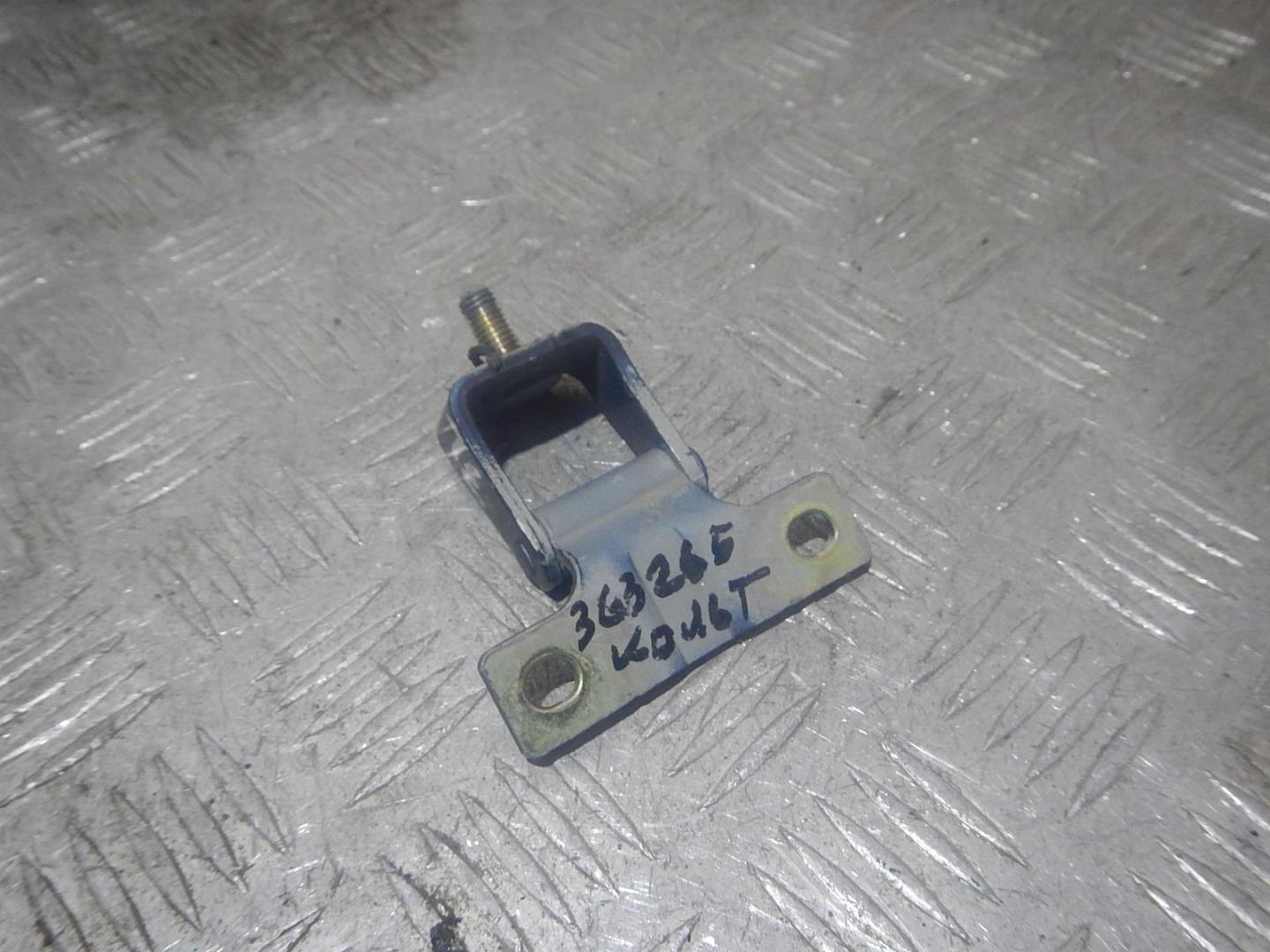 Петля двери багажника