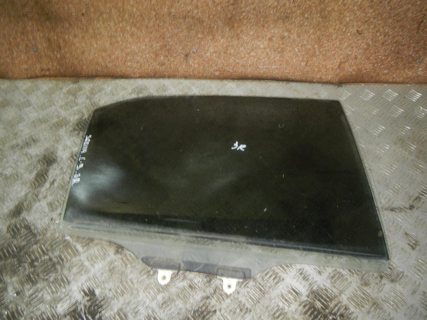 Стекло двери задней правой