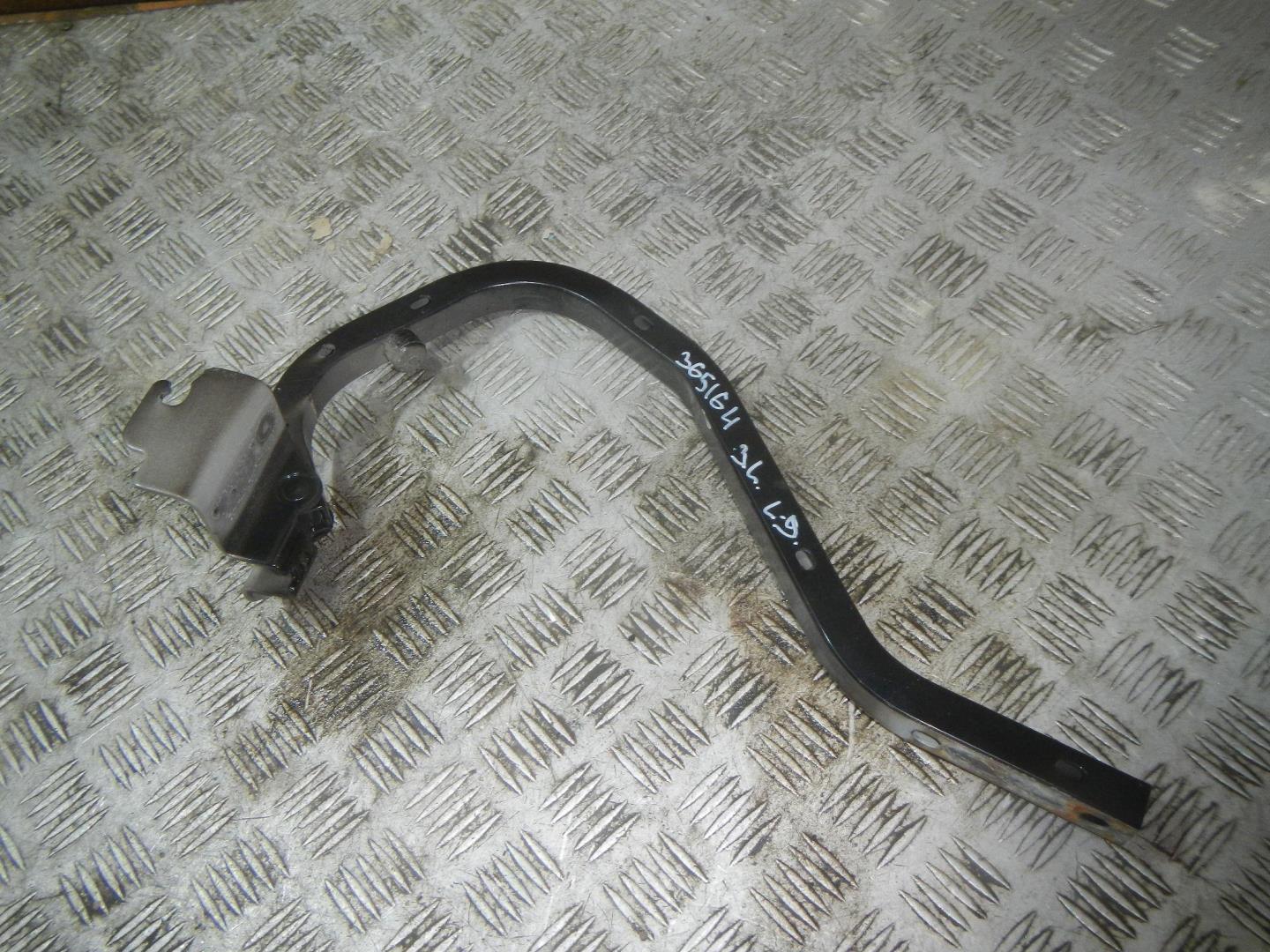 Петля крышки багажника