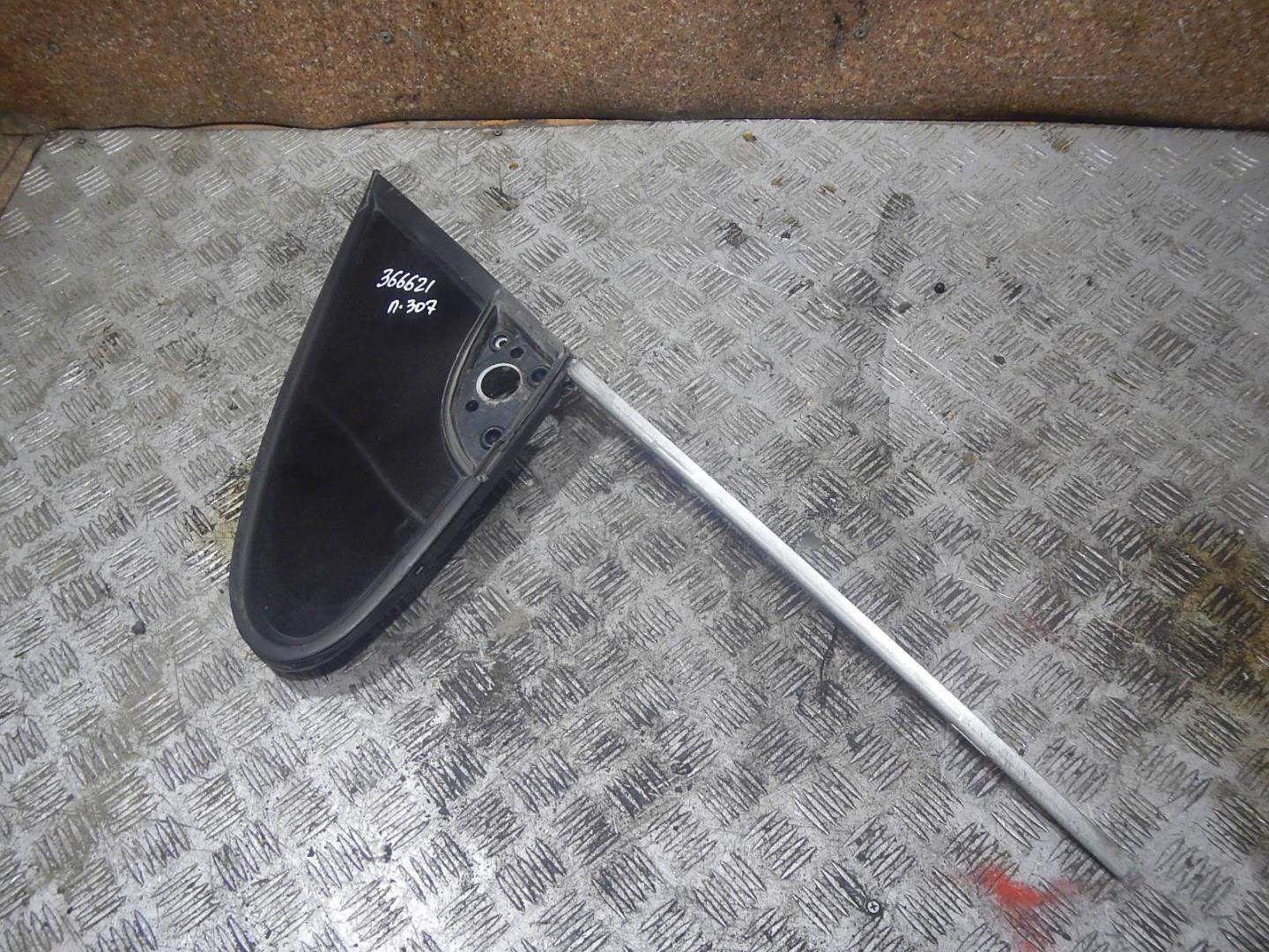 Стекло двери передней левой (форточка)