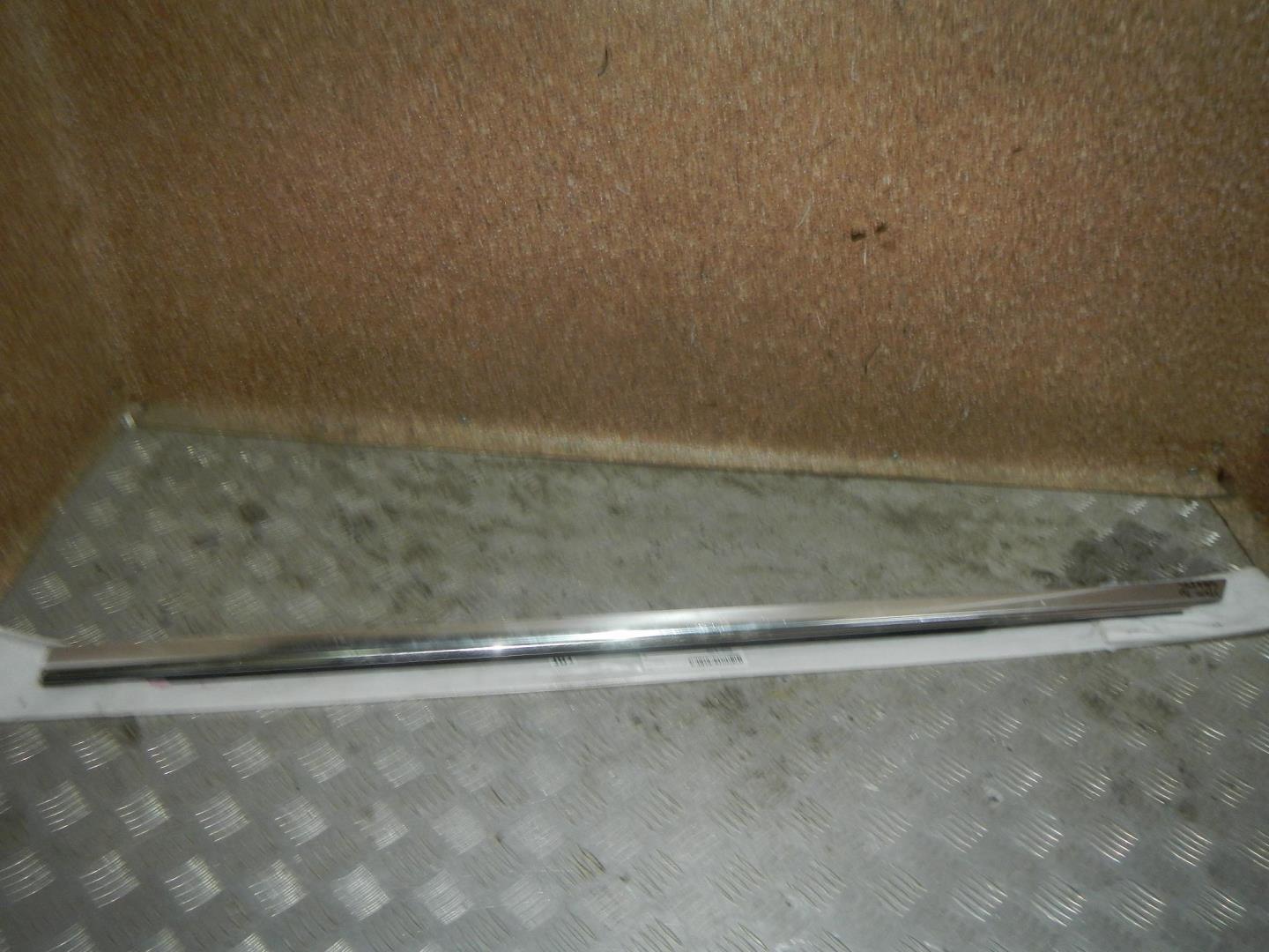 Накладка лобового стекла левая