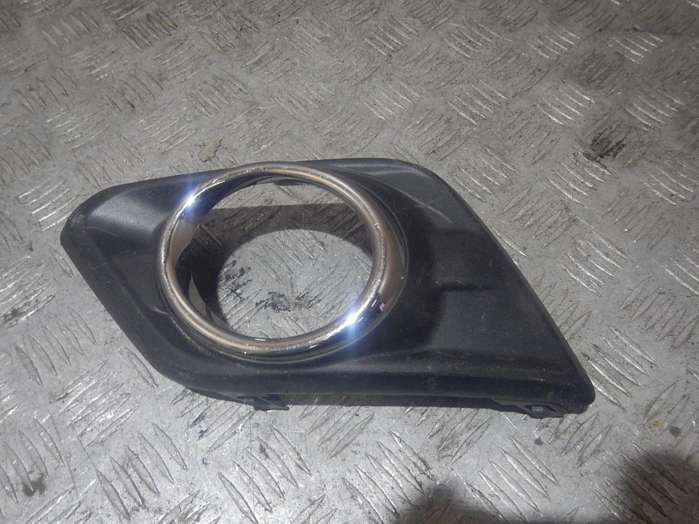 Рамка противотуманной фары левой