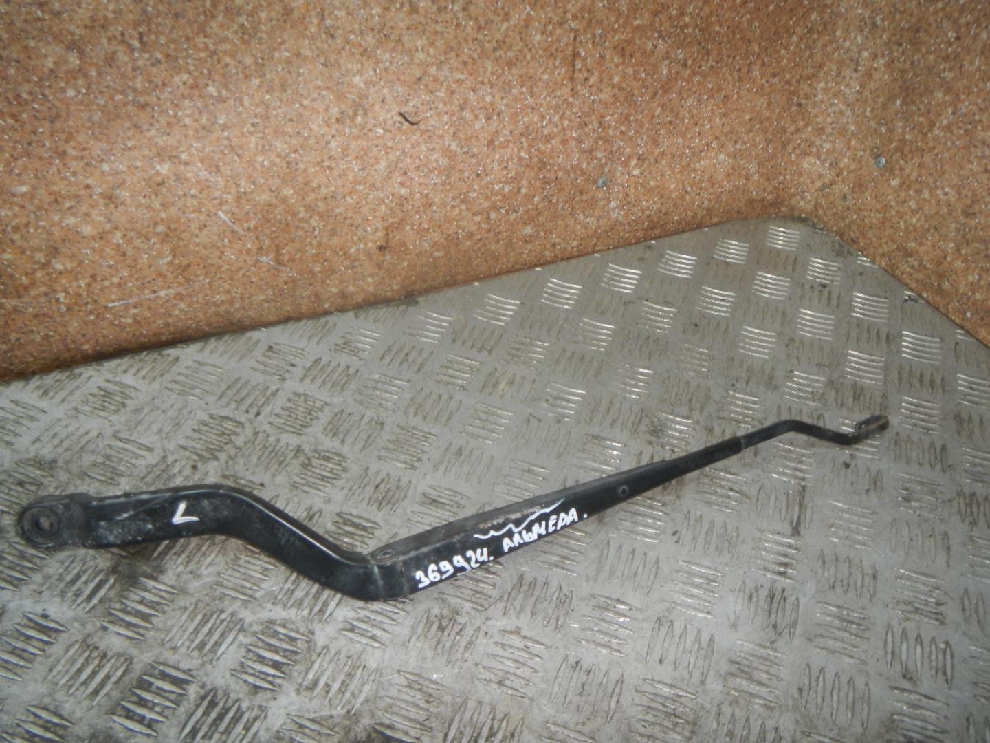 Поводок стеклоочистителя передний левый