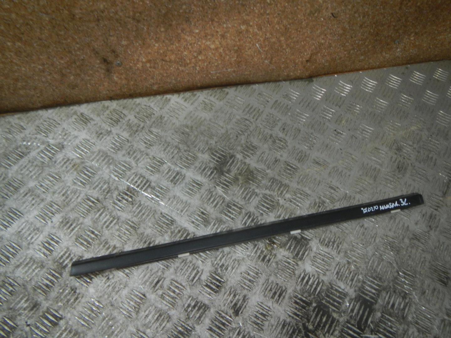 Накладка стекла заднего левого