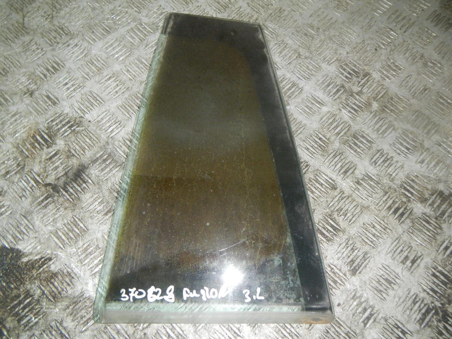 Стекло двери задней левой (форточка)