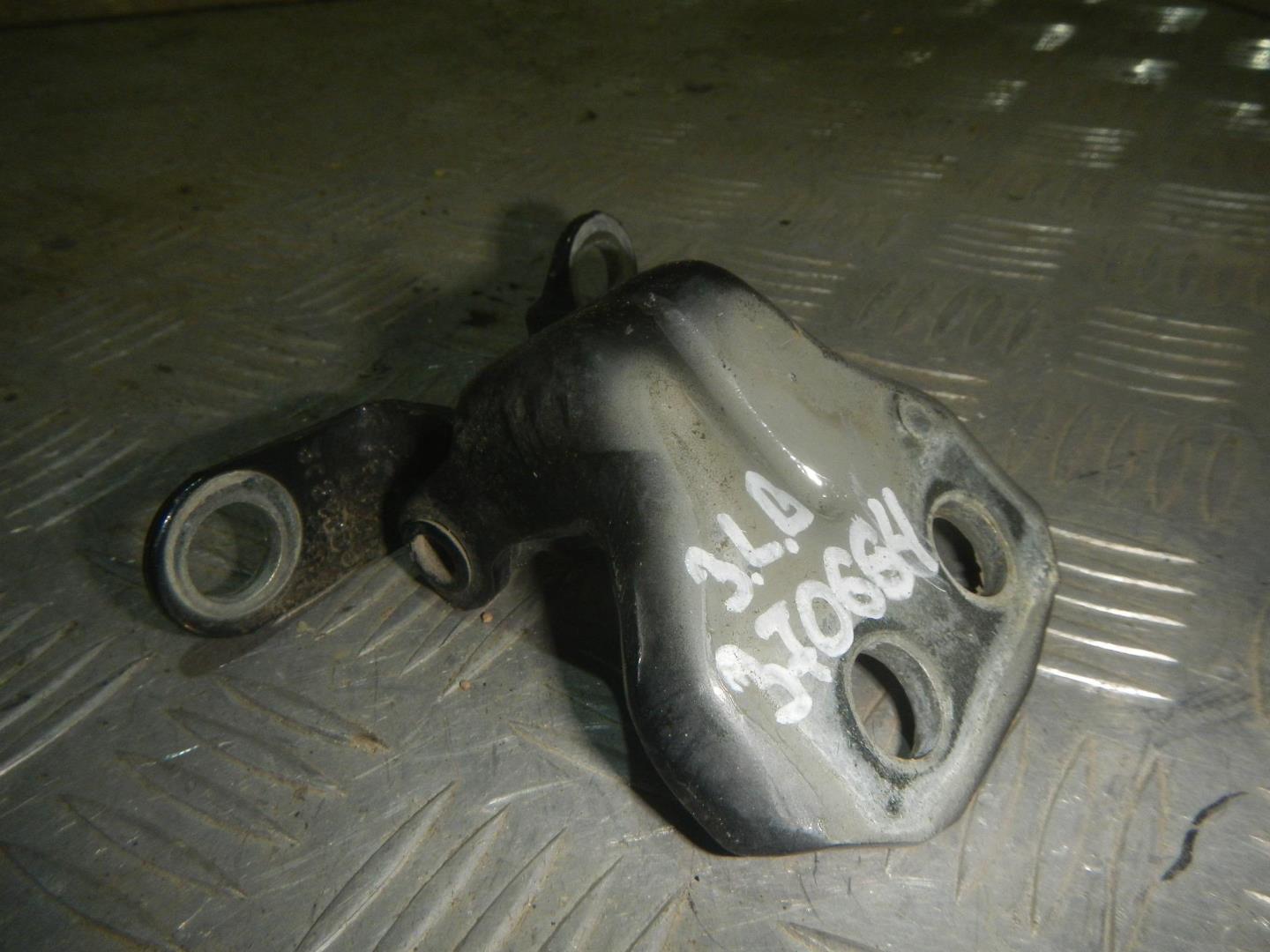 Петля двери задней левой верхняя