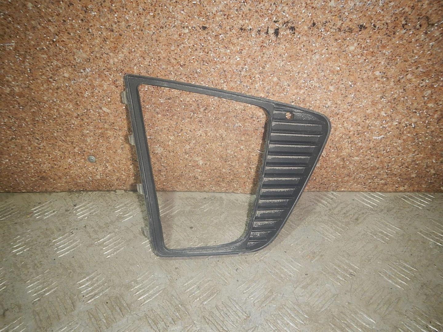 Рамка противотуманной фары правой