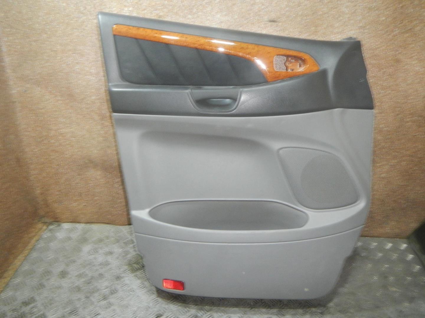 Обшивка двери передней левой