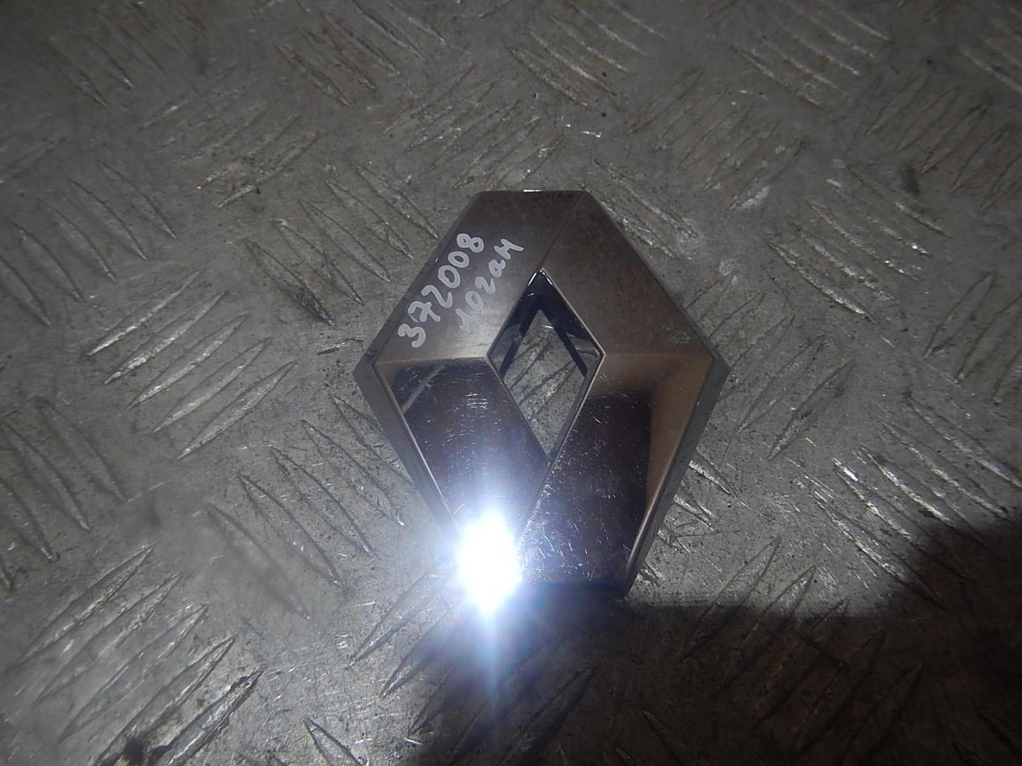 Эмблема на крышку багажника