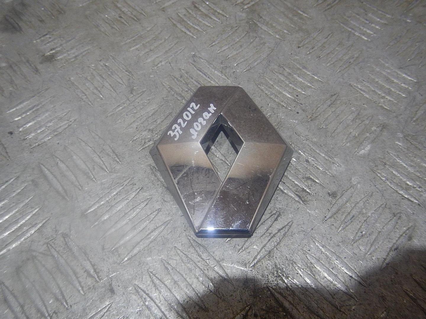 Эмблема на крышку багажника