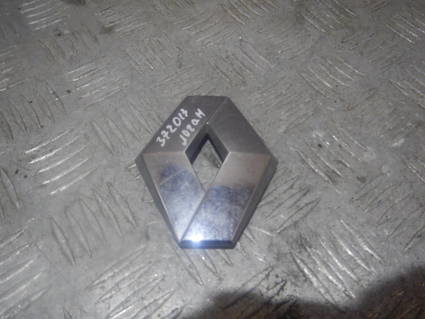 Эмблема на крышку багажника