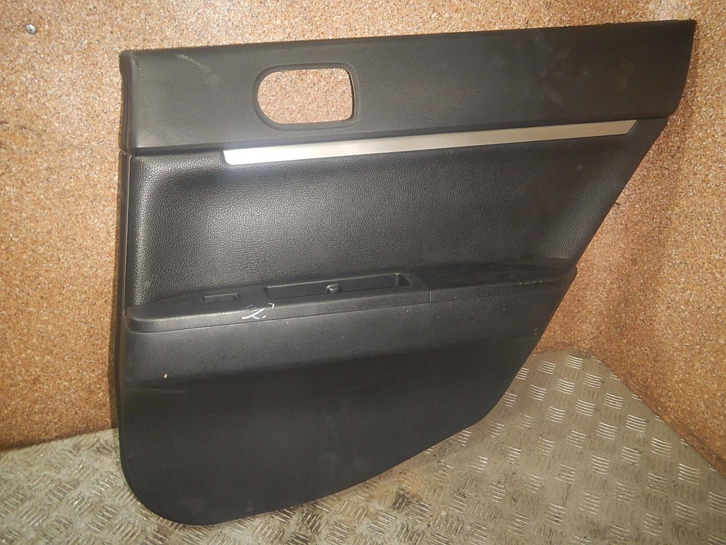 Обшивка двери задней правой