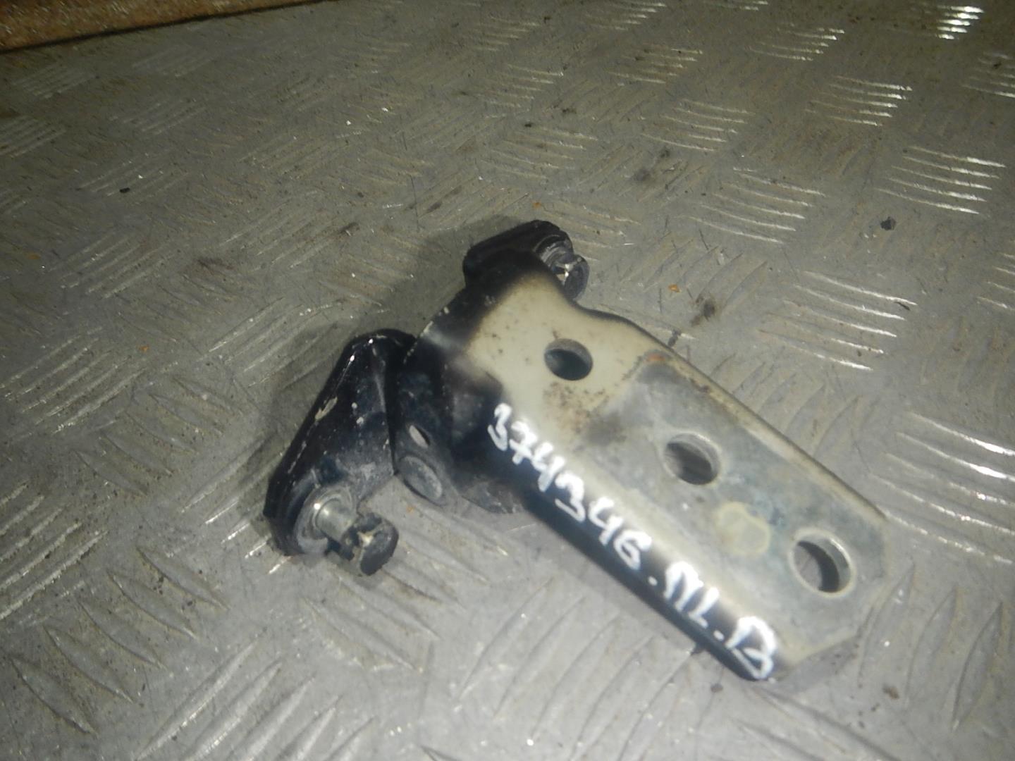 Петля двери передней левой верхняя