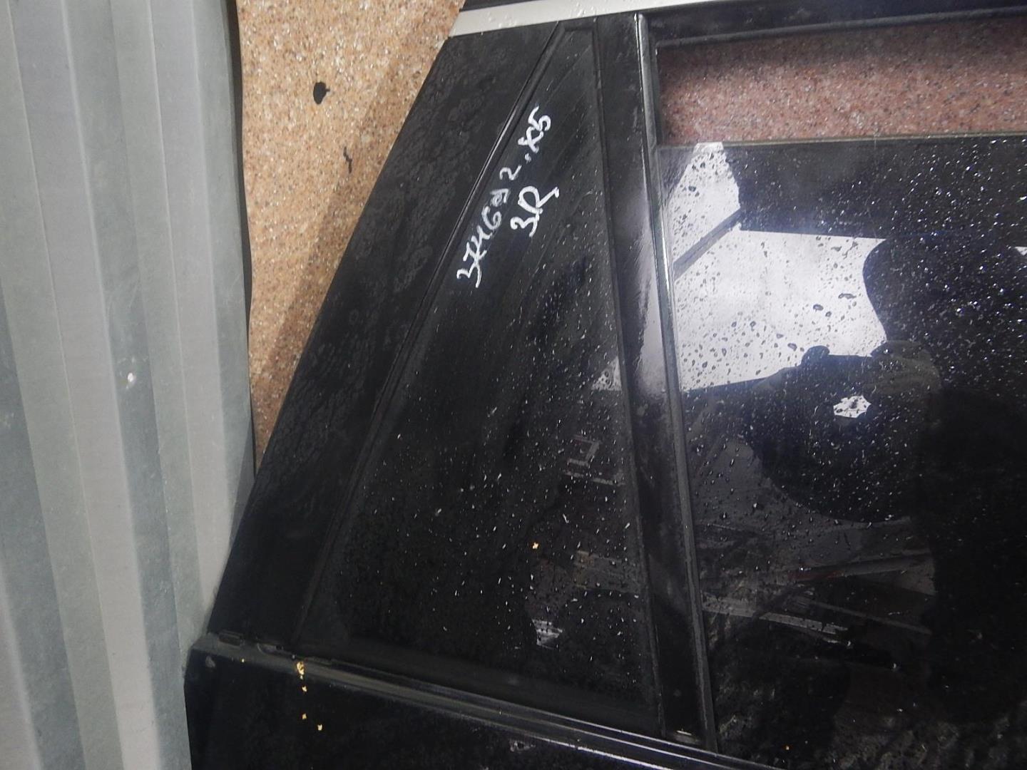 Стекло двери задней правой (форточка)