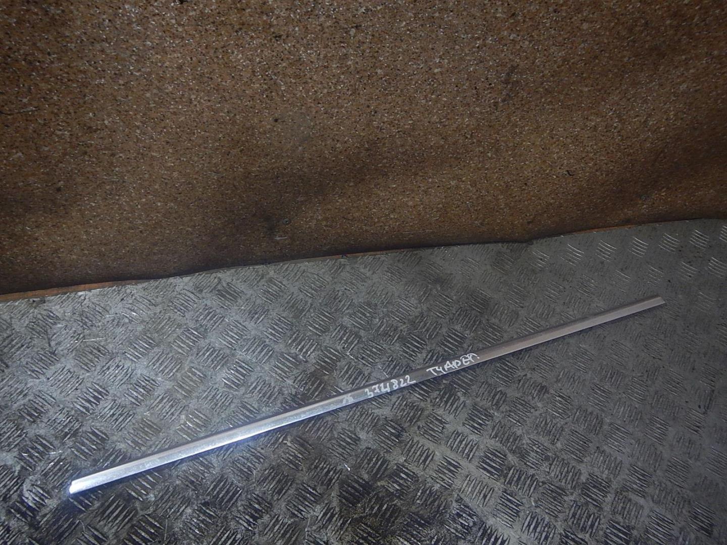 Накладка стекла заднего левого