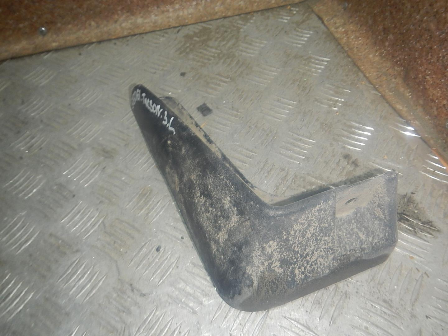 Брызговик задний левый