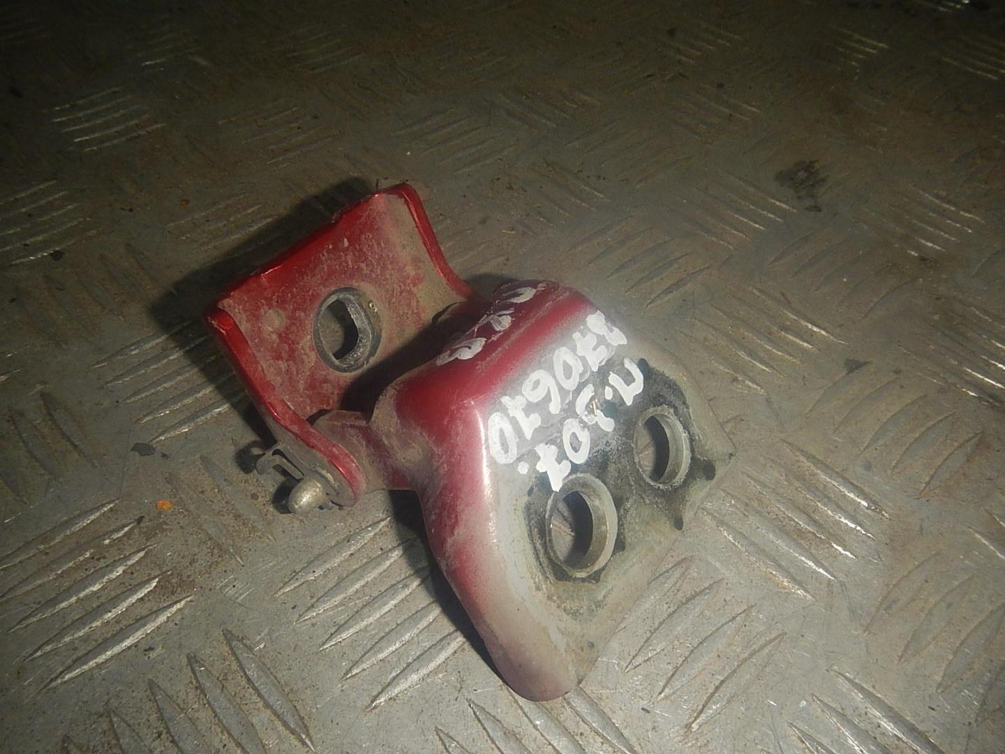 Петля двери передней правой верхняя